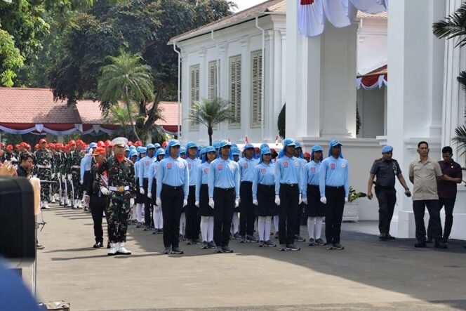 
					Gladi Kotor Upacara HUT RI: Paskibraka Berbaris, Jet TNI AU Melintas