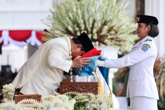 
					Momen Prabowo Cium Bendera Merah Putih Sebelum Dikibarkan saat Upacara HUT ke-80 RI
