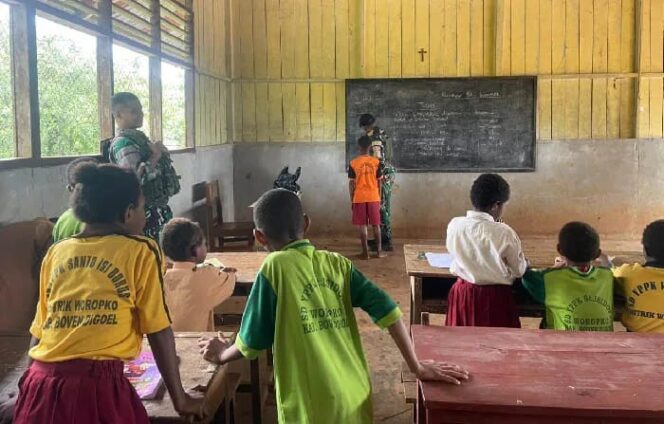 
					Satgas TNI Terjun Langsung Ajarkan Calistung Siswa SD di Boven Digoel