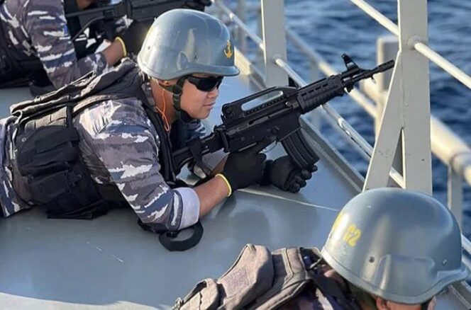 
					Prajurit KRI Balongan-908 Latihan Tembak di Laut Pasifik