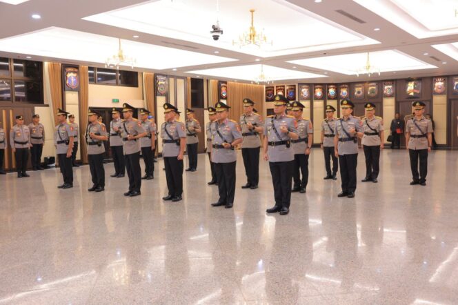 
					Kapolri Resmi Lantik Irwasum Polri, Kabaintelkam, Kabareskrim, Hingga Sejumlah Kapolda