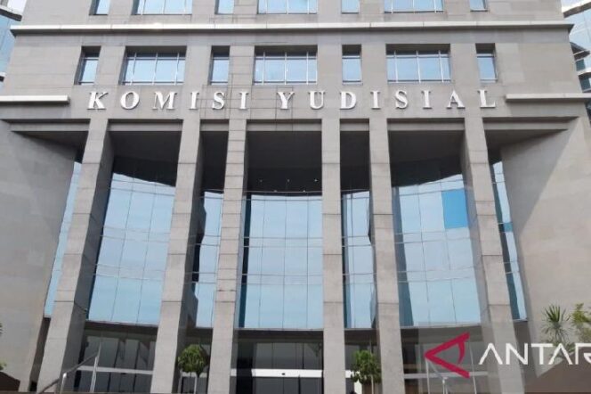 
					Buntut Skandal Zarof Ricar, Tiga Hakim Dilaporkan ke KY