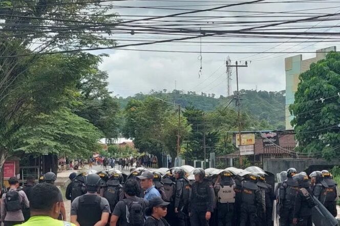 
					Pasca Pemindahan Tapol Papua ke Makassar, Sepuluh Orang Ditangkap Usai Massa dan polisi Bentrok di Sorong