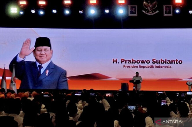 
					Keprihatinan Presiden Prabowo dari Ratusan Triliun yang Dicolong Koruptor, Dunia yang Penuh Ketidakpastian, Terusiknya Para Mafia hingga Minimnya Gaji Wartawan