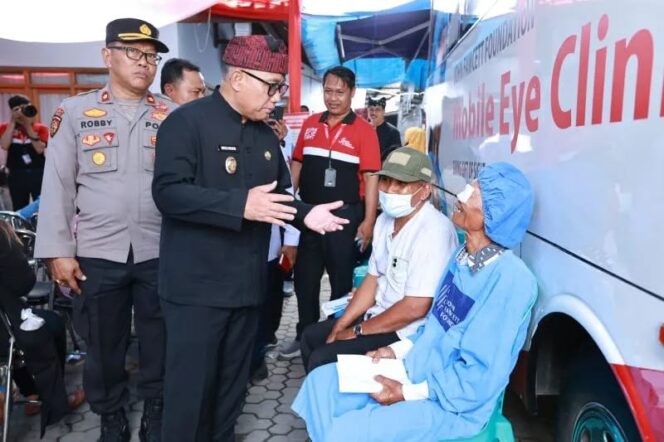 
					Ratusan warga Banyuwangi dapat layanan operasi katarak gratis