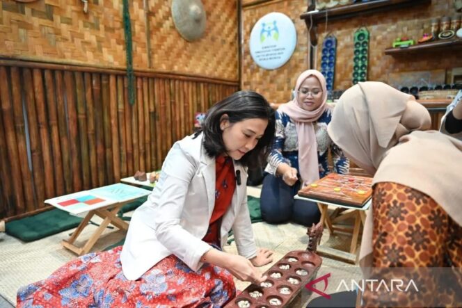 
					Wamen PPPA: Permainan Tradisional Bermanfaat Asah Kreativitas Anak dan Pererat Keluarga