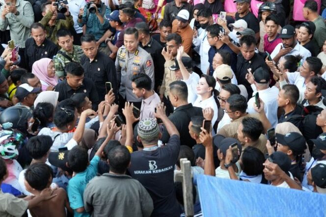 
					Warga sambut Wapres Gibran saat tinjau Pasar Gamalama di Ternate
