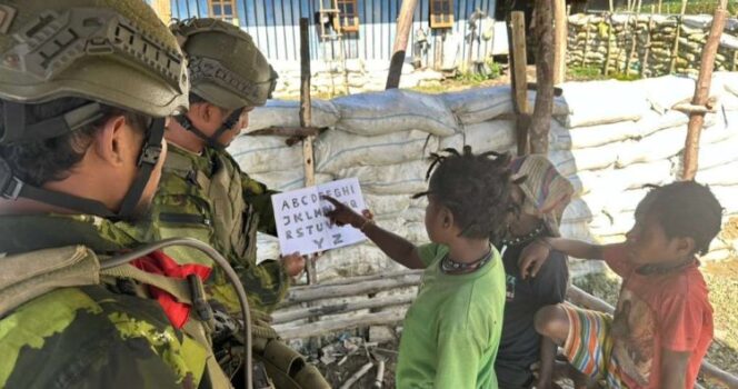 
					Satgas Yonif 732/Banau Bangun Generasi Cerdas: Prajurit Ajarkan Anak-Anak Kampung Mamere Mengenal Huruf dan Bahasa Indonesia