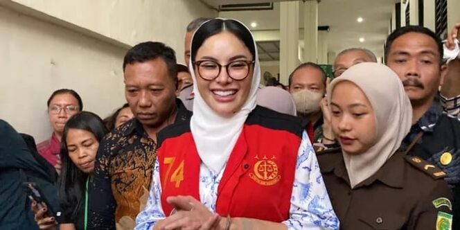 
					Nikita Mirzani Ungkap Fakta Mengejutkan Soal Skincare Reza Gladys di Sidang