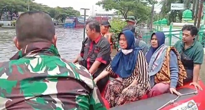 
					Anggota TNI-Polri Evakuasi Pasien di Tengah Banjir Kaligawe Semarang
