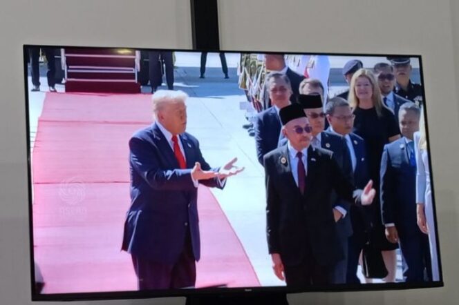 
					Tiba di Malaysia untuk KTT ASEAN, Trump Ikut Berjoget Ikuti Tarian Tradisional
