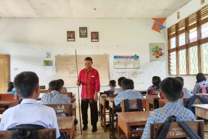 
					Kisah Inspiratif Anton, Guru Tunanetra yang Menyalakan Cahaya dari Kegelapan