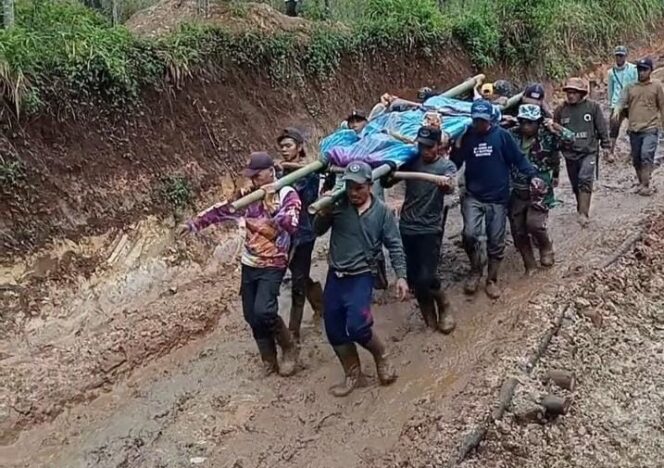 
					Jalan Rusak Parah, Warga Renah Pemetik Jalan Kaki Tandu Jenazah Hampir 10 Kilometer