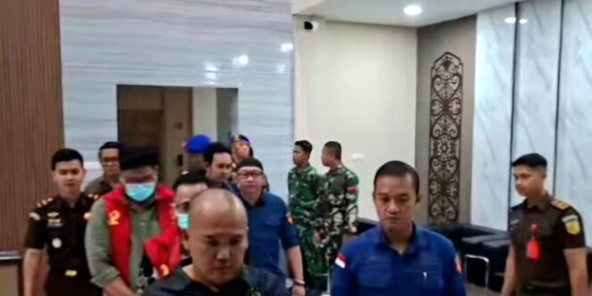 
					Tersangka Terkait Korupsi Zircon Rp1,3 Triliun Kadis ESDM Kalteng dan Direktur PT. IM Ditahan