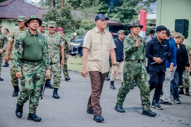 
					Beri Kenaikan Pangkat Luar Biasa untuk Prajurit di Papua, Menhan Sjafrie Minta Panglima TNI Tak Ragu Apresiasi Anak Buah