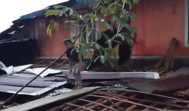 
					Angin Puting Beliung Rusak Puluhan Rumah di Desa Kotayasa Banyumas