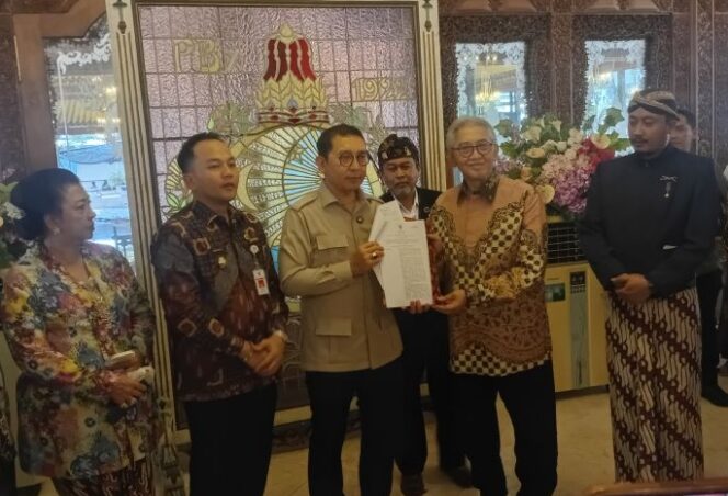 
					Menbud Serahkan SK Penanggung Jawab Keraton Solo, Minta Konflik Segera Tuntas