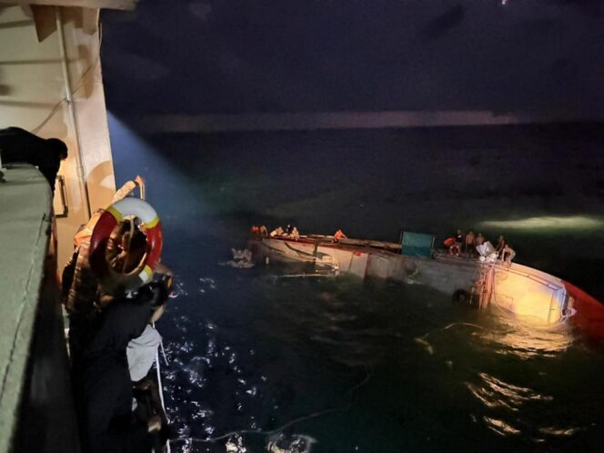 
					KRI Banjarmasin 592 Selamatkan 12 ABK KM Putra Kwantan di Laut Arafuru