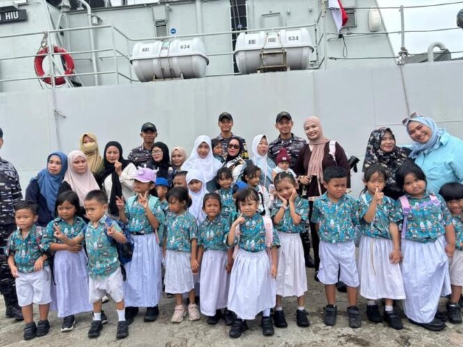 
					Wujud Sarana Edukasi Maritim Sejak Dini, KRI Hiu-634 Open Ship Di Makassar