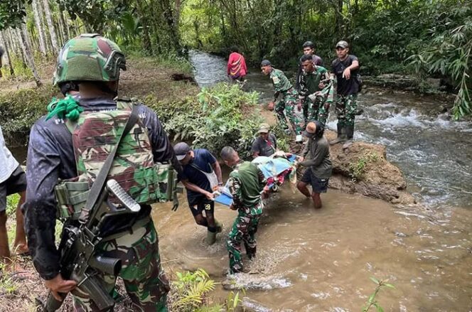 
					Prajurit TNI AD Evakuasi Ibu Hamil Lewati Hutan Belantara