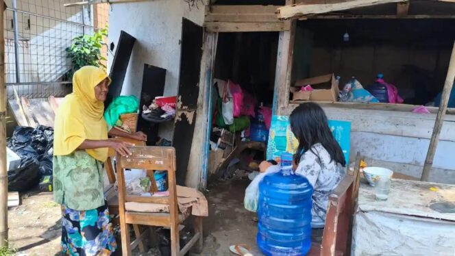 
					Kisah Keluarga Miskin Tinggal dengan Sampah Dekat Lapangan Padel Mewah Purwokerto