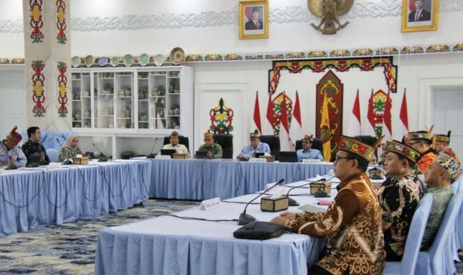 
					Pimpin Rakor Unsur Pendukung KHBS, Plt. Sekda Kalteng Tegaskan Penyaluran Bantuan Tepat Sasaran dan Terintegrasi