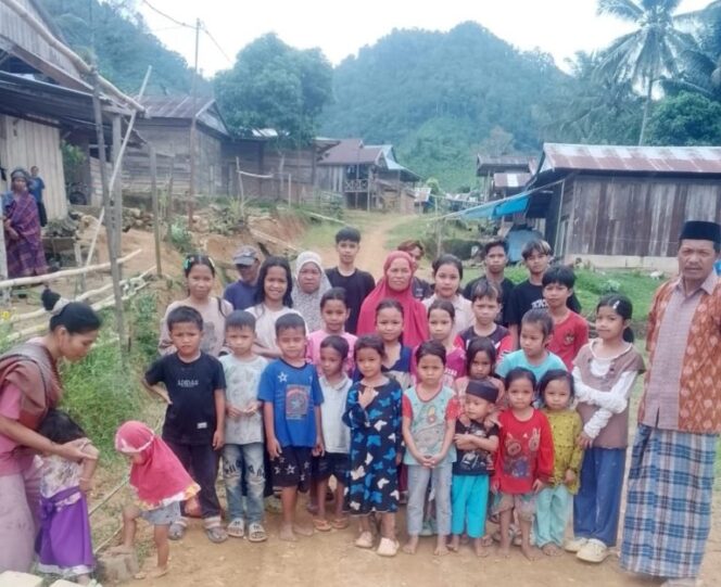 
					Jalan Rusak dan Anak Putus Sekolah, Pengalaman Pahit Warga 2 Kampung di Polman