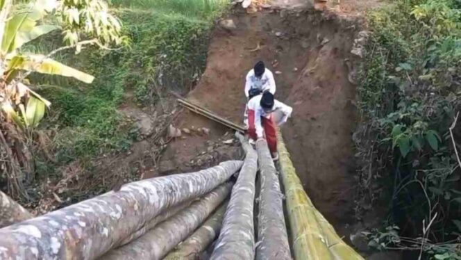 
					Siswa SD di Pelosok Garut Menantang Maut untuk ke Sekolah, Merangkak di Pohon Demi Menyeberangi Jembatan Roboh