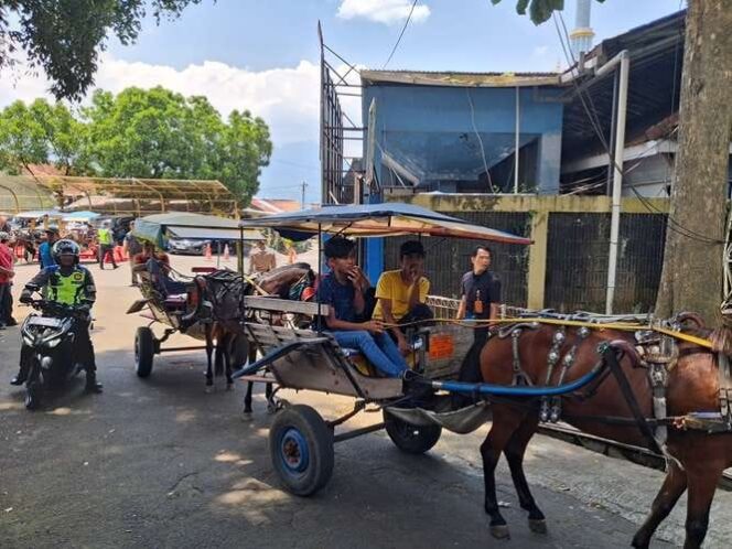 
					Atasi Kemacetan saat Lebaran, KDM Salurkan Kompensasi bagi Pengemudi Angkutan Tradisional