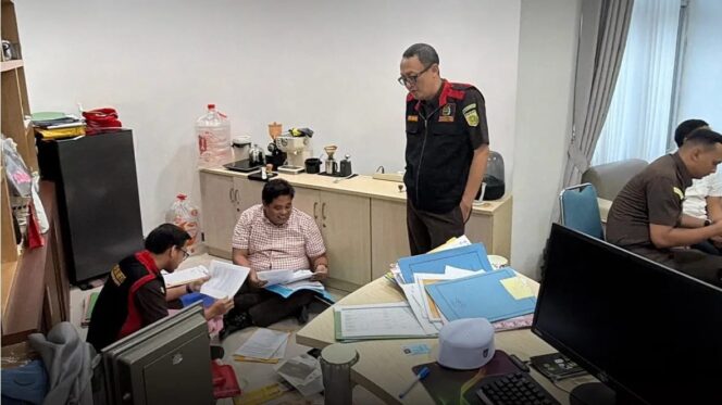 
					Penyidik Kejati Kaltim Geledah Kantor Dinas ESDM Terkait Penanganan Perkara Dugaan Korupsi Pertambangan