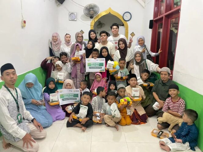 
					Zakat Maal Keluarga dr Hakim Pohan ke BMH Bahagiakan Anak Pemulung di TPQ Kusuma