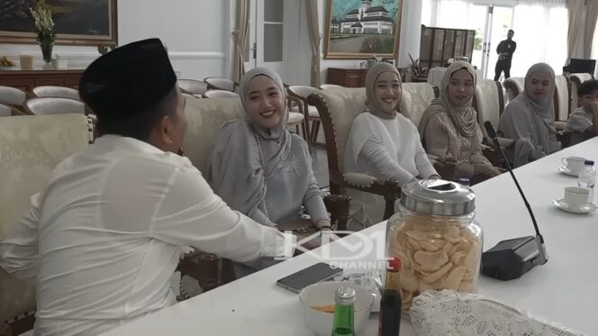 
					Lebaran di Gedung Pakuan, Rombongan Hasna Hasni Dapat Kejutan dari KDM