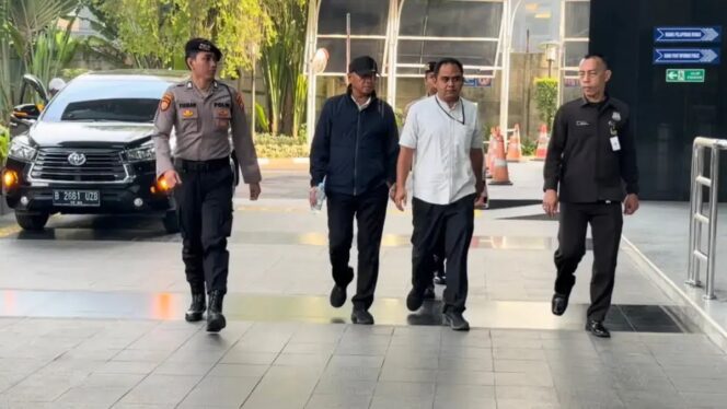 
					KPK Tangkap 16 Orang Dalam OTT Bupati Tulungagung Gatut Sunu