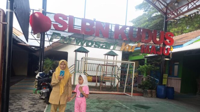 
					Kisah Pengabdian Nur, Ibu Guru Tunanetra Setiap Hari Tempuh 30 Km Demi Cerdaskan Siswa Disabilitas