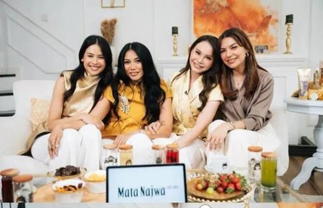 
					Rossa Foto dengan Najwa Shihab, Anggun, & Maudy Ayunda untuk Podcast