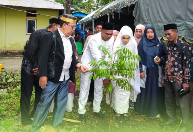 
					Perkuat Kelestarian Alam, KUA Dullah Utara Dampingi Penanaman Pohon Pasangan Pengantin di Ohoitel