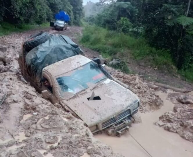 
					Jalan Rusak Krayan Selatan Lumpuhkan Distribusi Sembako, Mobil Terbalik di Jalur Lembudud–Long Layu