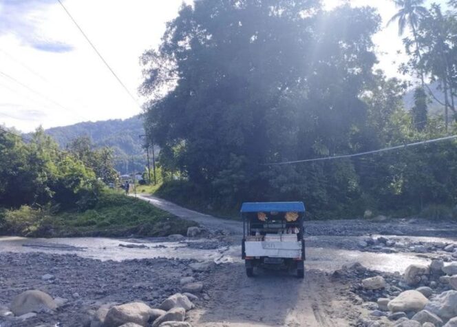
					Jembatan putus akibat banjir, 2 desa di Kulawi Sigi Sulteng terisolir