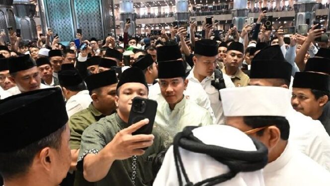 
					Wapres Gibran sapa masyarakat usai shalat Idul Adha di Masjid Istiqlal
