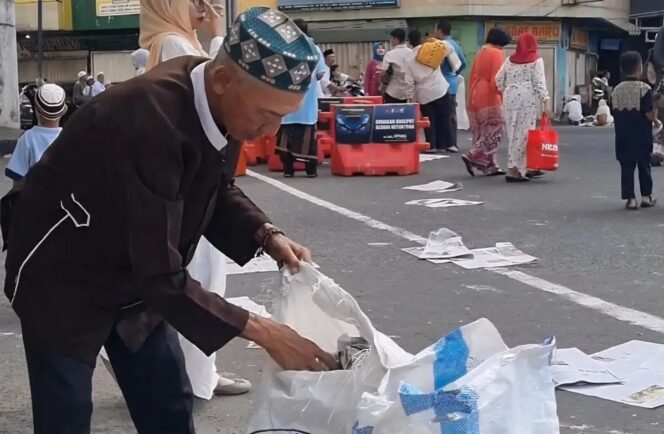 
					Berkah Iduladha, Rusdi Raup Rezeki Kertas Bekas Alas Salat Id