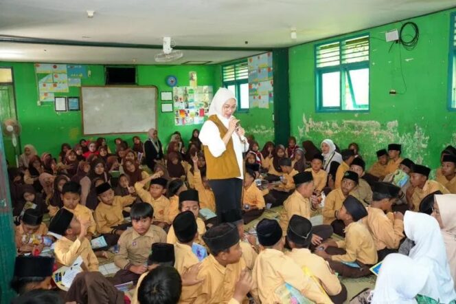 
					Rustini Muhaimin nilai literasi harus jadi kebiasaan sejak dini