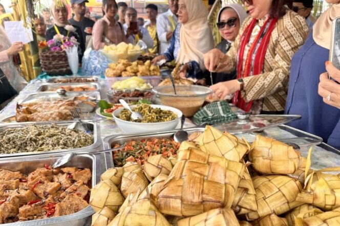 
					Festival ketupat simbol persaudaraan dan kebersamaan masyarakat Maluku