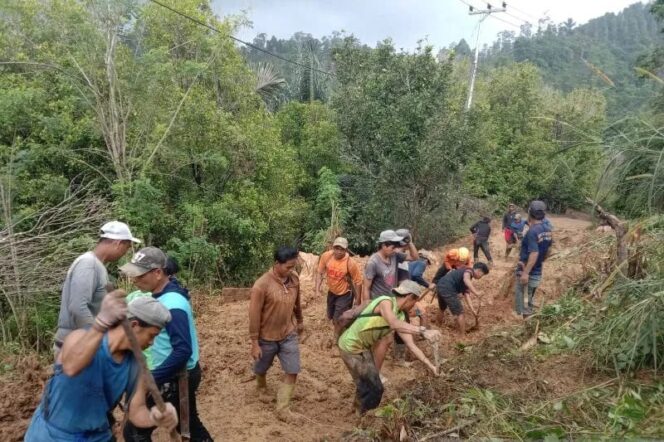
					BNPB: Petugas-warga buka akses jalan terdampak longsor di Sidrap