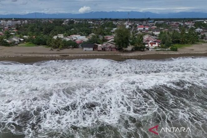 
					BMKG prakirakan potensi gelombang hingga 4 meter di perairan selatan