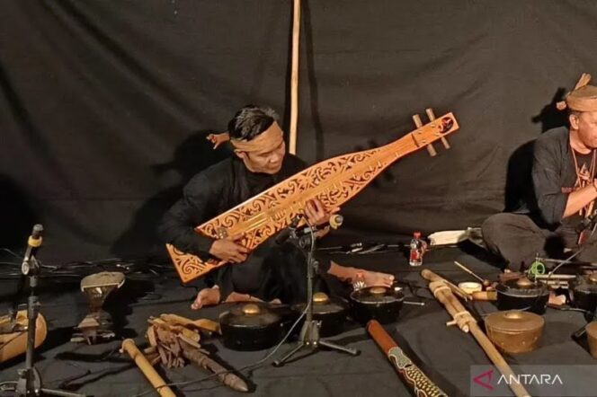 
					Kaltim lestarikan alat musik tradisional Sampe Dayak sebagai identitas bangsa