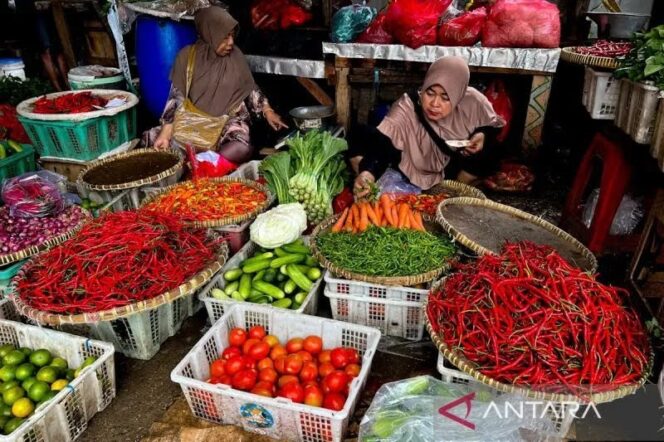 
					Harga pangan Sabtu ini, cabai rawit Rp75.700/kg dan telur ayam Rp30.400/kg