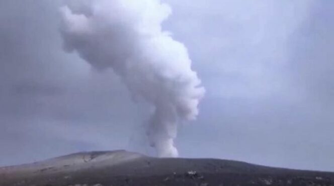 
					Gunung Anak Krakatau Waspada, Kapal Wisata Diminta Tak Mendekat