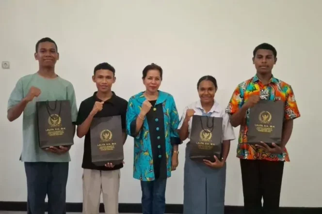 
					Anggota DPD RI Lalita beri beasiswa bagi 10 siswa Papua