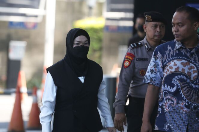 
					OTT Bupati Sukoharjo, KPK: Total 18 Orang Diamankan, 9 Dibawa ke Jakarta