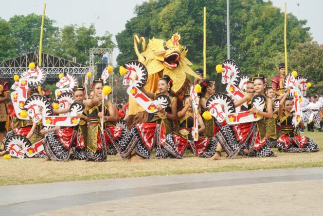 
					Ribuan Penari Muda dalam Tari Kolosal